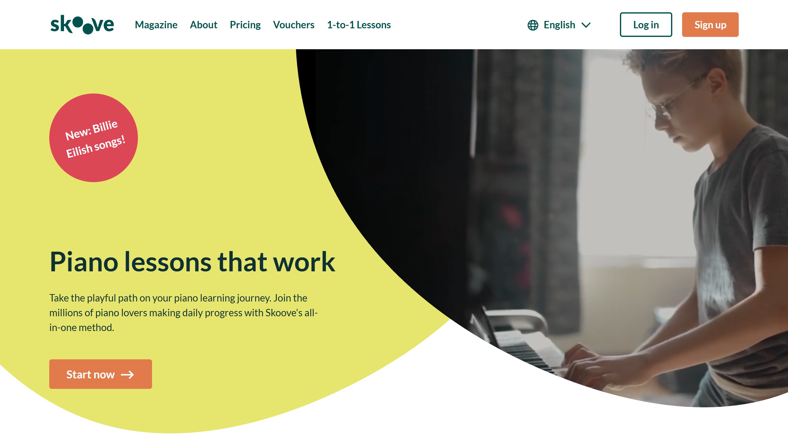 Skoove homepage headline Piano lessons that work, with a Start now button and a person playing an upright piano